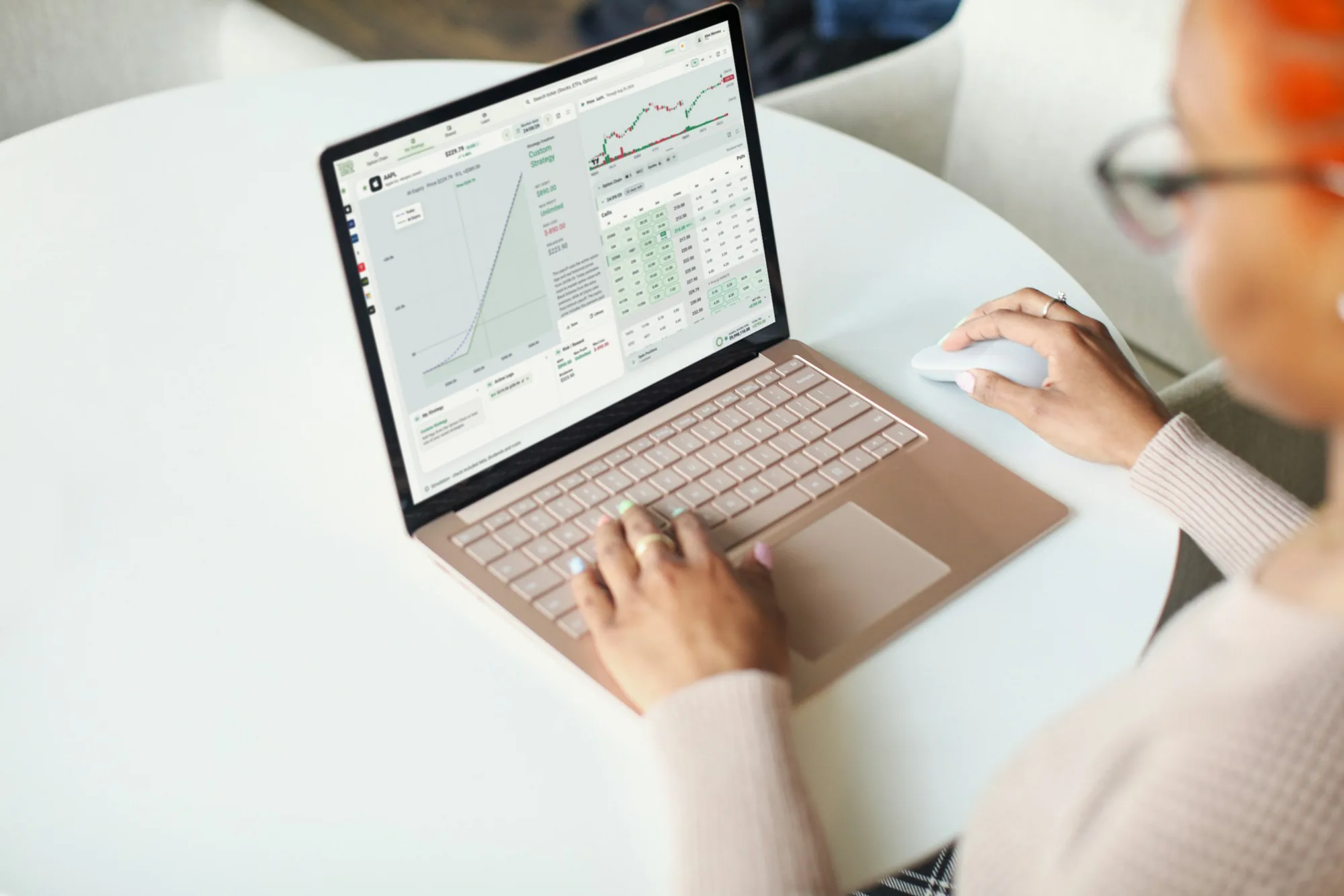 Someone works on the AAPL 215 call on a laptop